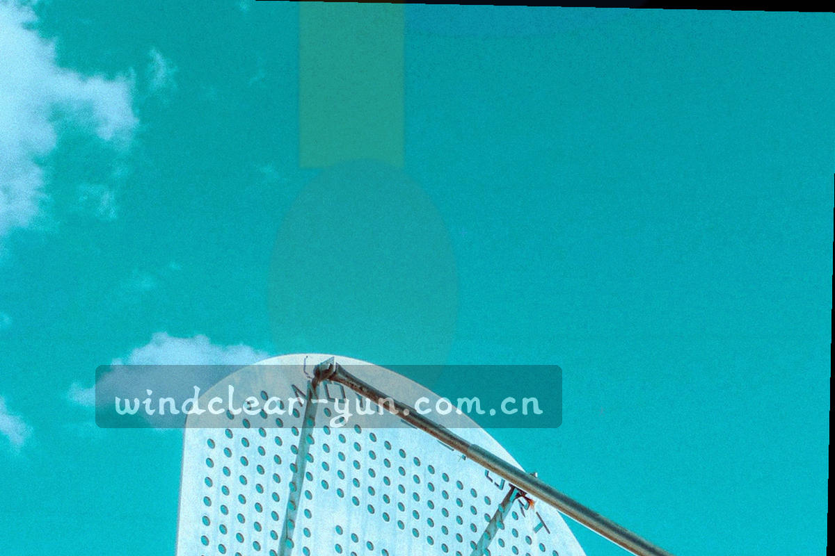 体育场俯拍，看台与场地线条清晰，上方天空占三分之一